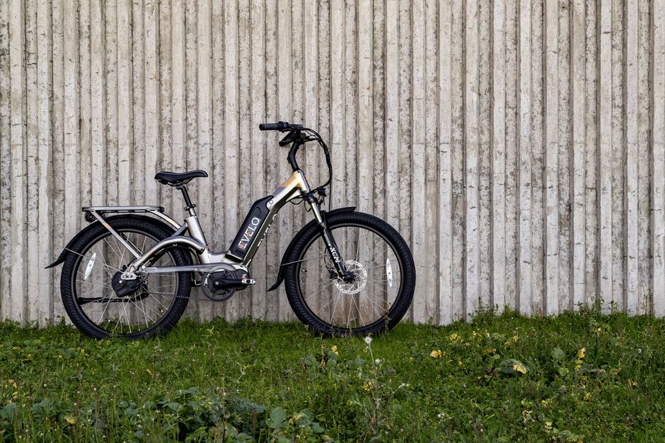 A modern electric bicycle parked against a concrete wall in Seattle.